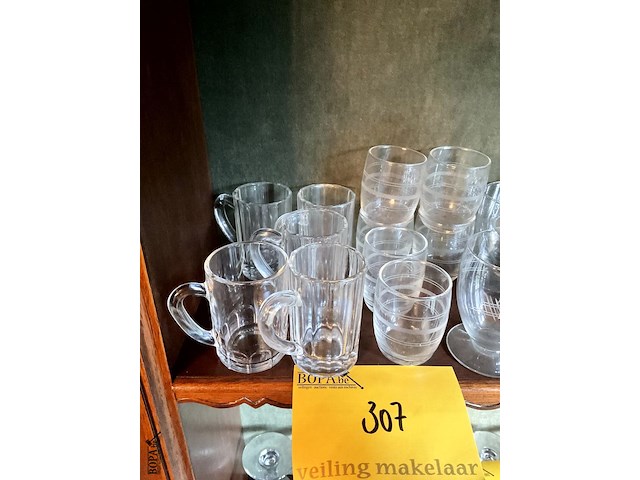 Lot 307 - lot van vintage shotglaasjes-likeur, 21 stuks - afbeelding 2 van  3