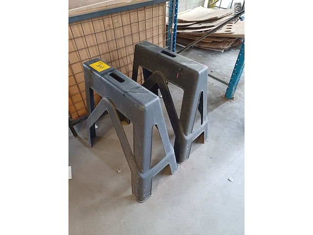 Lot 307 - plastiek schraag. 2 stuks - afbeelding 1 van  3
