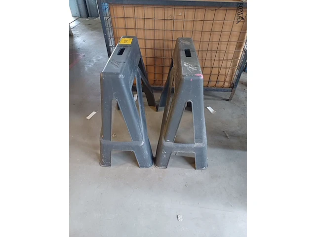 Lot 307 - plastiek schraag. 2 stuks - afbeelding 3 van  3