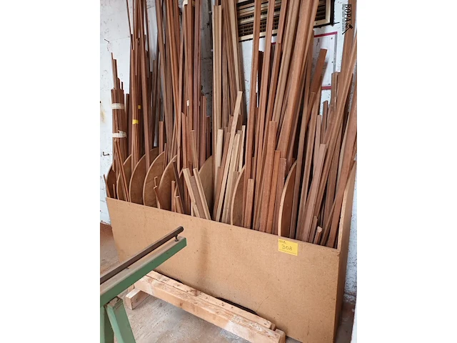 Lot 308 - lot houten hoeklatten en mouluren - afbeelding 1 van  4