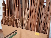 Lot 308 - lot houten hoeklatten en mouluren - afbeelding 1 van  4
