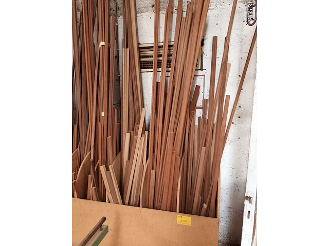 Lot 308 - lot houten hoeklatten en mouluren - afbeelding 2 van  4