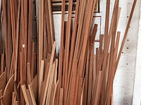 Lot 308 - lot houten hoeklatten en mouluren - afbeelding 2 van  4