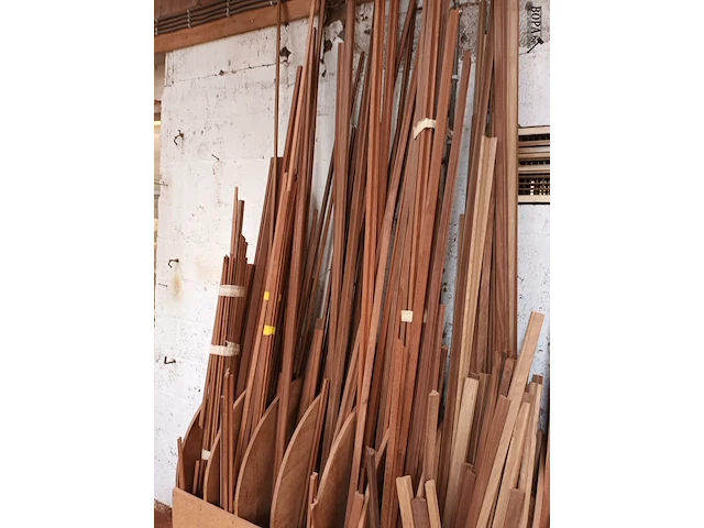 Lot 308 - lot houten hoeklatten en mouluren - afbeelding 3 van  4