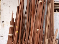 Lot 308 - lot houten hoeklatten en mouluren - afbeelding 3 van  4