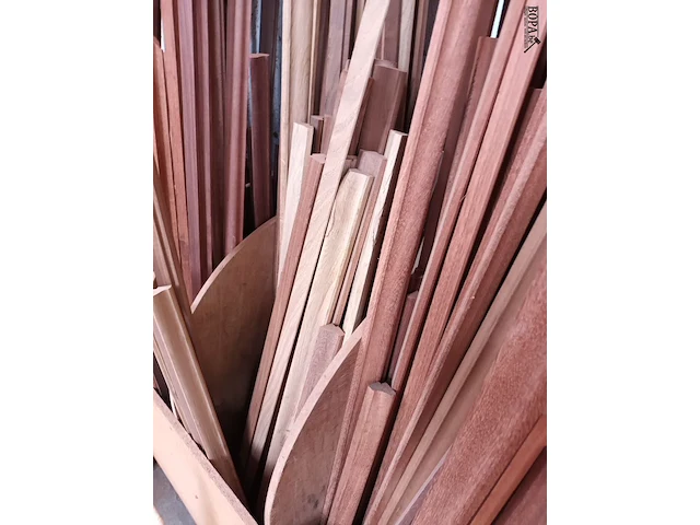 Lot 308 - lot houten hoeklatten en mouluren - afbeelding 4 van  4