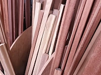 Lot 308 - lot houten hoeklatten en mouluren - afbeelding 4 van  4