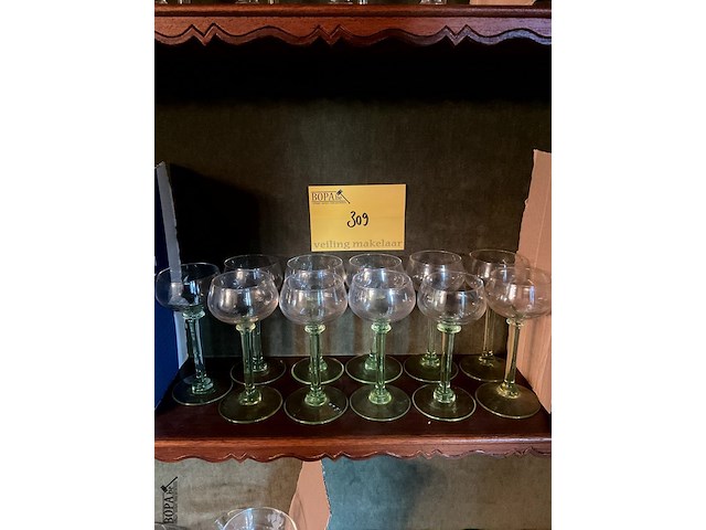 Lot 309 - oude wijnglaasjes op groene voet, 11 stuks - afbeelding 1 van  3