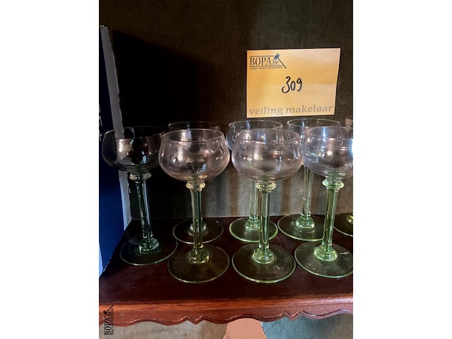 Lot 309 - oude wijnglaasjes op groene voet, 11 stuks - afbeelding 2 van  3