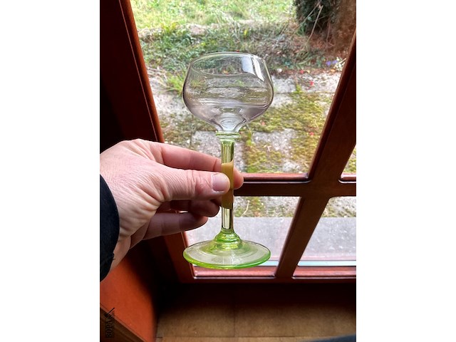 Lot 309 - oude wijnglaasjes op groene voet, 11 stuks - afbeelding 3 van  3