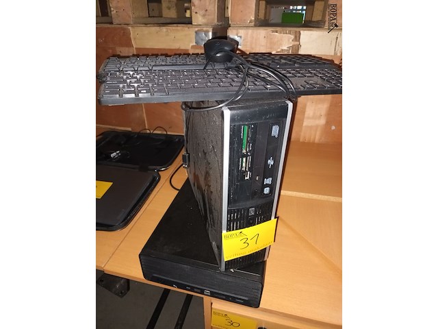 Lot 31 - desktop pc’s, toetsenborden en muis - afbeelding 1 van  4