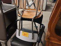 Lot 31 - keukenstoel en toiletstoel - afbeelding 1 van  3