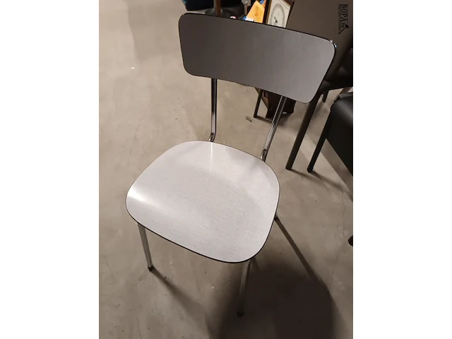 Lot 31 - keukenstoel en toiletstoel - afbeelding 3 van  3
