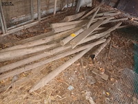 Lot 31 - lot houten palen - afbeelding 3 van  3