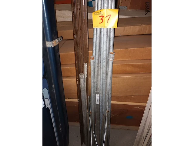 Lot 31 - metalen rails en buizen - afbeelding 1 van  4