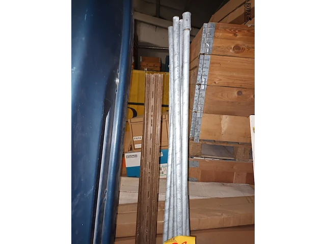 Lot 31 - metalen rails en buizen - afbeelding 2 van  4