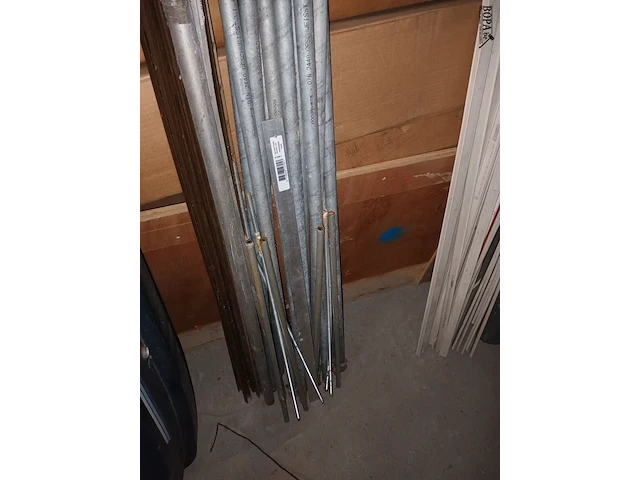 Lot 31 - metalen rails en buizen - afbeelding 3 van  4