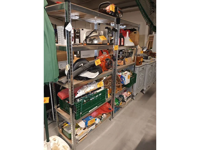 Lot 31 - metalen voorraadrek. 2 stuks - afbeelding 1 van  4