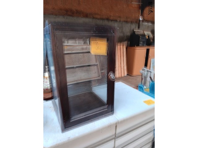 Lot 31 - opzet vitrine kastje - afbeelding 1 van  2