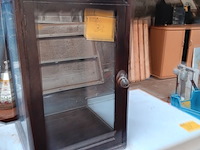 Lot 31 - opzet vitrine kastje - afbeelding 1 van  2