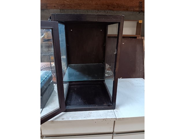 Lot 31 - opzet vitrine kastje - afbeelding 2 van  2