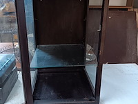 Lot 31 - opzet vitrine kastje - afbeelding 2 van  2