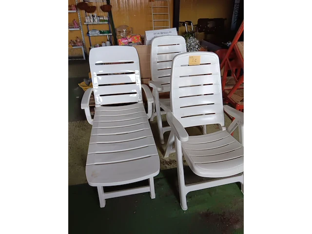 Lot 31 - pvc tuinstoelen en ligzetel - afbeelding 1 van  3