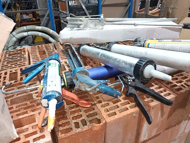 Lot 31 - silicone pistolen en silicone - afbeelding 2 van  4