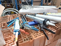 Lot 31 - silicone pistolen en silicone - afbeelding 2 van  4