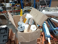 Lot 31 - silicone pistolen en silicone - afbeelding 3 van  4