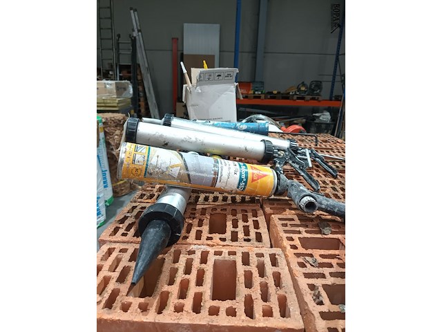 Lot 31 - silicone pistolen en silicone - afbeelding 4 van  4