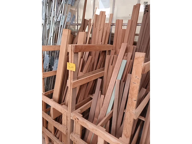 Lot 310 - lot houten hoeklatten en mouluren - afbeelding 1 van  3