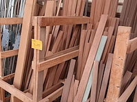Lot 310 - lot houten hoeklatten en mouluren - afbeelding 1 van  3
