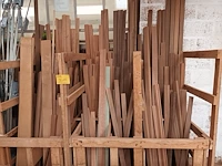Lot 310 - lot houten hoeklatten en mouluren - afbeelding 2 van  3