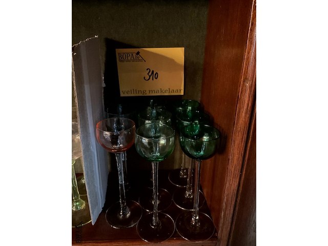 Lot 310 - vintage wijnglaasjes op voet, 8 stuks - afbeelding 1 van  2