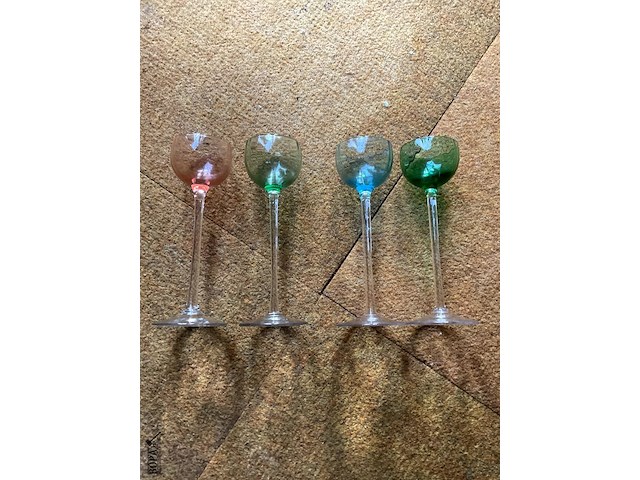 Lot 310 - vintage wijnglaasjes op voet, 8 stuks - afbeelding 2 van  2