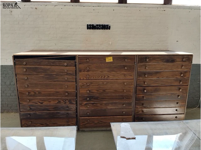 Lot 311 - houten apotheekkast - afbeelding 1 van  4