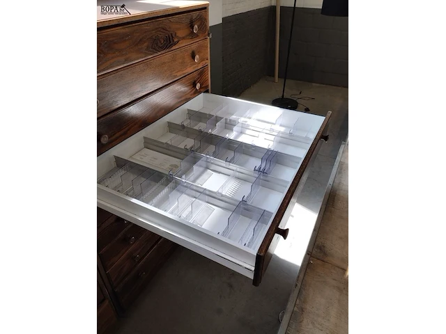 Lot 311 - houten apotheekkast - afbeelding 2 van  4