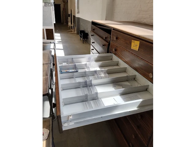 Lot 311 - houten apotheekkast - afbeelding 3 van  4
