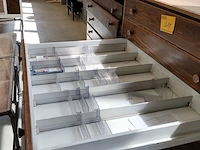 Lot 311 - houten apotheekkast - afbeelding 3 van  4