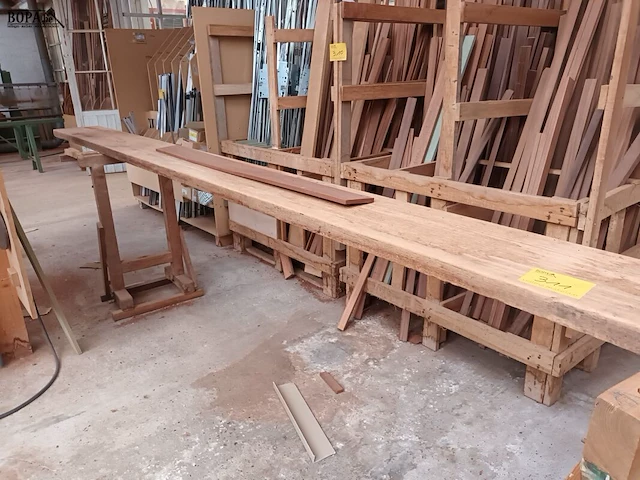 Lot 311 - houten schragen en plank - afbeelding 1 van  3