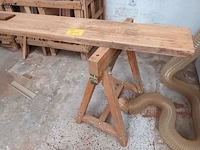 Lot 311 - houten schragen en plank - afbeelding 2 van  3