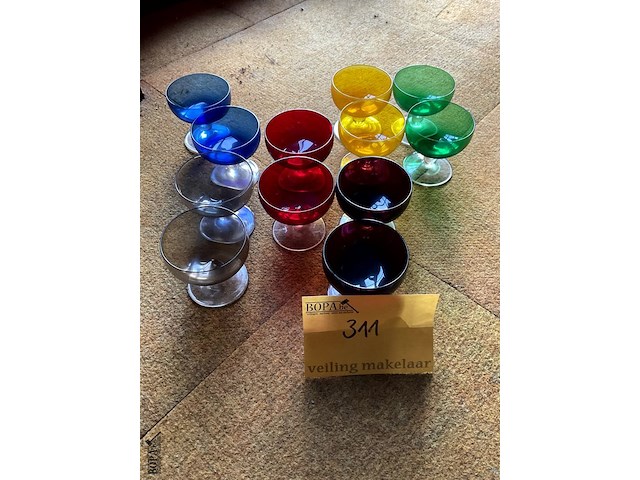 Lot 311 - kristallen gekleurde coupe glaasjes, 12 stuks - afbeelding 1 van  1