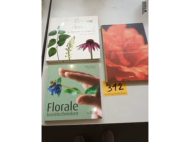 Lot 312 - boeken bloemschikken. 3 stuks - afbeelding 1 van  4