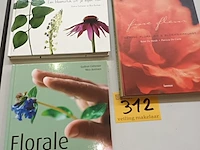 Lot 312 - boeken bloemschikken. 3 stuks - afbeelding 1 van  4