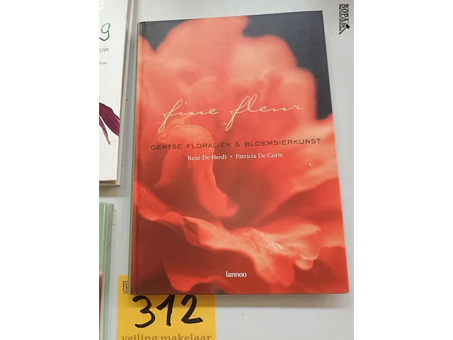 Lot 312 - boeken bloemschikken. 3 stuks - afbeelding 2 van  4