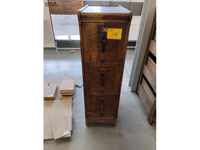 Lot 312 - houten archiefkast - afbeelding 1 van  3