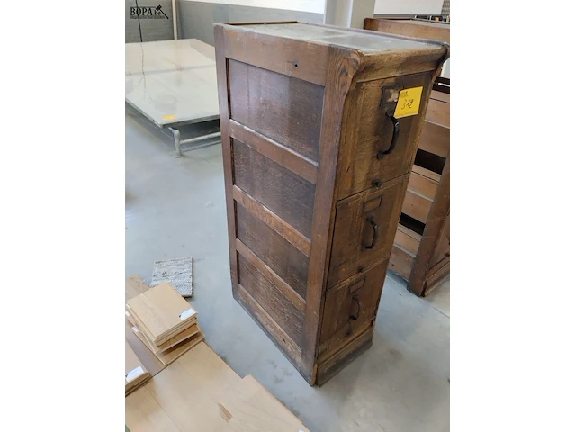 Lot 312 - houten archiefkast - afbeelding 2 van  3
