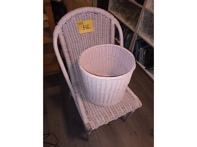 Lot 312 - rieten stoel en mand - afbeelding 1 van  3
