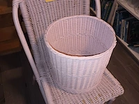 Lot 312 - rieten stoel en mand - afbeelding 1 van  3